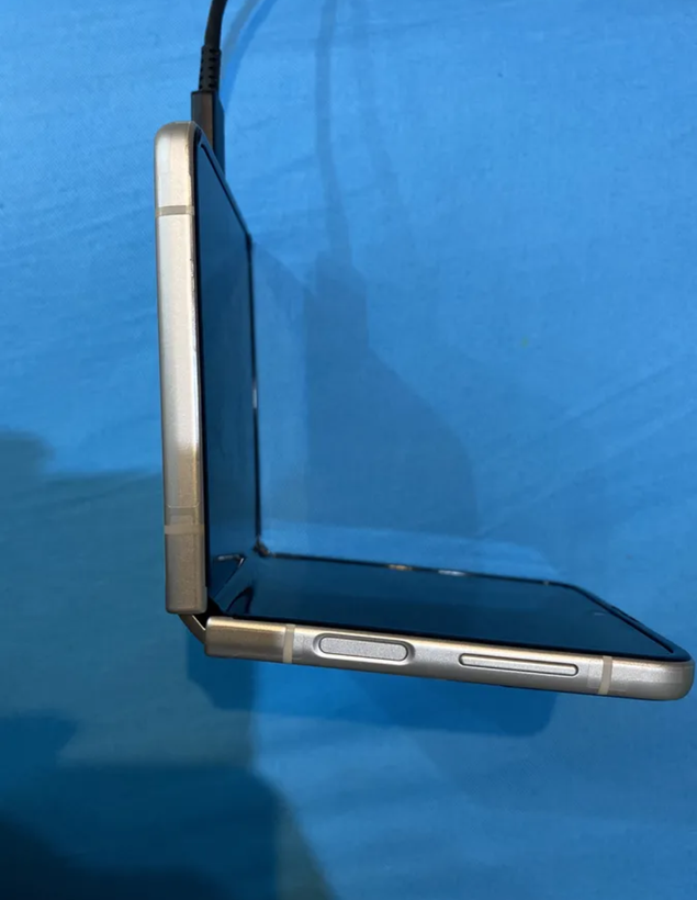 گوشی موبایل سامسونگ مدل Galaxy Z Flip 3 5G ظرفیت 256 گیگابایت رم 8 گیگ کارکرده ریجسترشده